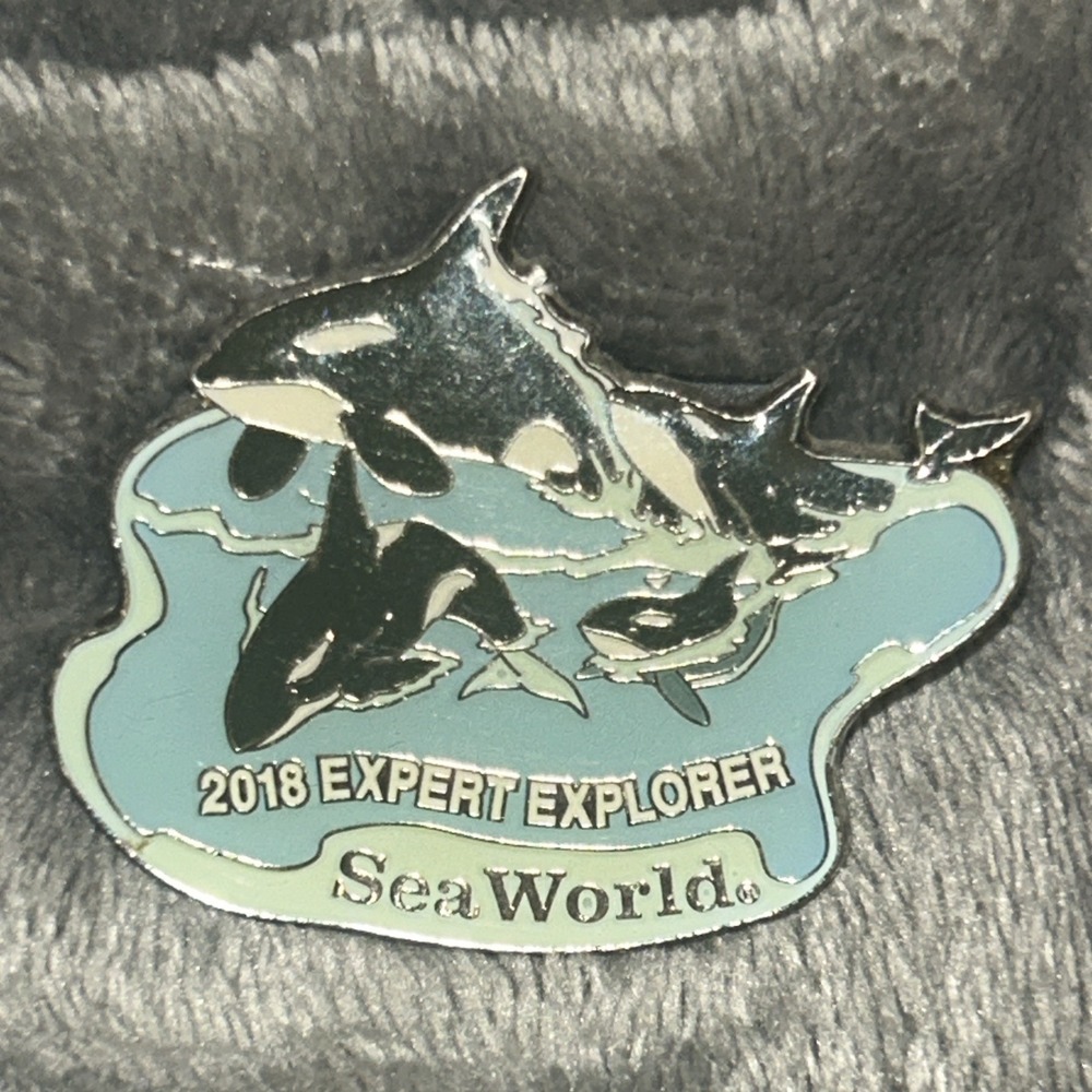 Seaworld Orca Whales Waterpark Pinback Enamel Badge Pin 2018 Expert Explorer